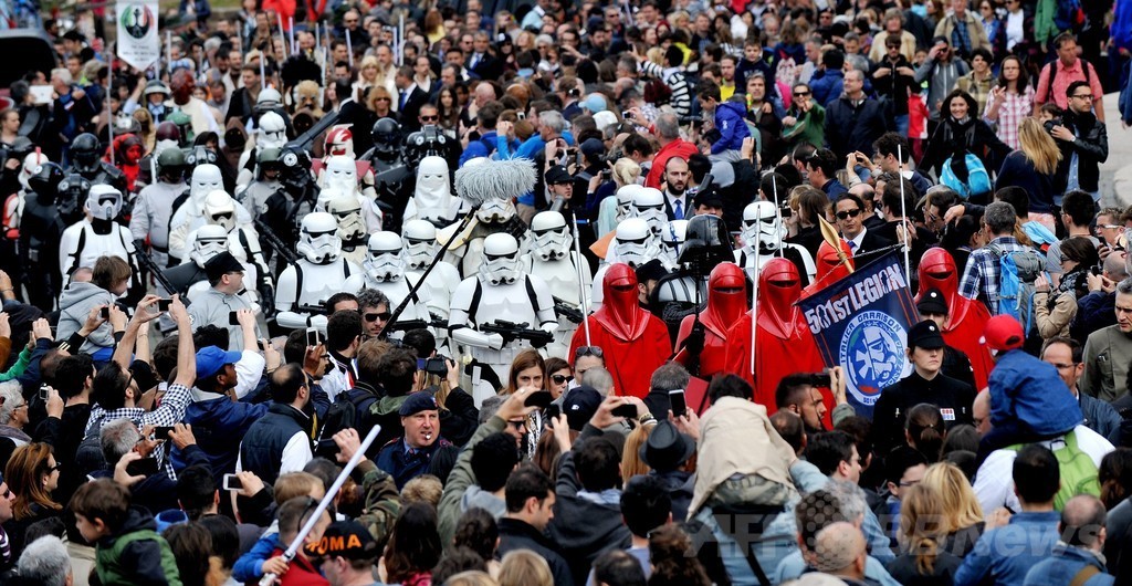 「スター・ウォーズの日」でファン集結、伊ローマのコロッセオ