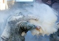 スペイン南東部イビで開催された軍服姿の参加者たちが小麦粉や生卵をかけあう毎年恒例の祭り「エルス・エンファリナッツ」の様子（2019年12月28日撮影）。(c)AFP/JAIME REINA