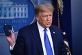 米首都ワシントンのホワイトハウスで行われた記者会見で、マスクを持つドナルド・トランプ大統領（2020年7月22日撮影）。(c)Brendan Smialowski / AFP
