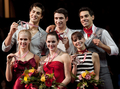 11-12フィギュアスケートGPシリーズ第2戦スケート・カナダ（2011 Skate Canada International）、アイスダンス・フリーダンス（FD）。表彰式に臨む（左から）2位に入ったケイトリン・ウィーバー（Kaitlyn Weaver）／アンドリュー・ポジェ（Andrew Poje）組、優勝した
カナダのテッサ・ヴァーチュー（Tessa Virtue）／スコット・モイア（Scott Moir）組、3位に入ったイタリアのアンナ・カッペリーニ（Anna Cappellini）／ルカ・ラノッテ（Luca Lanotte、2011年10月30日撮影）。(c)AFP/Geoff Robins