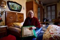 イタリア北部のベルバニアで、AFPカメラマンの撮影に応じる116歳のエマ・モラノさん（2016年5月14日撮影）。(c)AFP/OLIVIER MORIN