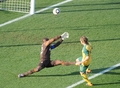 2010年サッカーW杯南アフリカ大会（%%2010 World Cup%%）1次リーグD組、ガーナ対オーストラリア。試合は1-1の引き分けに終わった。写真は前半11分に先制点を決めるオーストラリアのブレット・ホルマン（%%Brett Holman%%、右）。（2010年6月19日撮影）(c)AFP/GABRIEL BOUYS