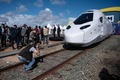 仏西部ラロシェルにある鉄道車両大手アルストムの工場で公開されたフランス国鉄向けの次世代高速鉄道車両「TGV M」（2022年9月9日撮影）。(c)XAVIER LEOTY / AFP