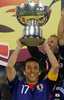 サッカー・アジアカップ（Asian Cup）決勝、日本対オーストラリア。優勝トロフィーを掲げる長谷部誠（Makoto Hasebe、2011年1月29日撮影）。(c)AFP/KARIM JAAFAR