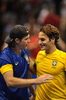 男子テニスのロジャー・フェデラー（Roger Federer、スイス）とトミー・ハース（Tommy Haas、ドイツ）が9日、ブラジル・サンパウロ（Sao Paulo）州のイビラプエラ体育館（Ibirapuera Gymnasium）でエキシビションマッチを行った。

両選手はサッカーブラジル代表のユニフォームを着用してプレーを披露した。

試合後に言葉を交わすロジャー・フェデラー（右）とトミー・ハース（2012年12月9日撮影）。(c)AFP/Yasuyoshi CHIBA