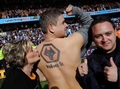 10-11イングランド・プレミアリーグ、ブラックバーン・ローバーズ（Blackburn Rovers）対ウォルバーハンプトン・ワンダラーズ（Wolverhampton Wanderers）。残留が決まり、ピッチ上で喜ぶウォルバーハンプトン・ワンダラーズのサポーター（2011年5月22日撮影）。(c)AFP/ADRIAN DENNIS