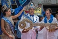 ブラジル・リオデジャネイロ（Rio de Janeiro）で行われたリオのカーニバルの開幕式典に出席した「キング・モモ（King Momo）」役のウィウソン・ジーアス・ダコスタ・ネト（Wilson Dias da Costa Neto）さん（中央）と「クイーン」のレティシア・マルティンス・ギマライス（Leticia Martins Guimaraes）さん（左）、「市の鍵」を手渡すエドゥアルド・パエス（Eduardo Paes）市長（右、2014年2月28日撮影）。(c)AFP/YASUYOSHI CHIBA