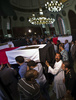 エジプト・カイロ（Cairo）で営まれたイスラム主義組織「ムスリム同胞団（Muslim Brotherhood）」との衝突で死亡した警察官の葬儀（2013年8月15日撮影）。(c)AFP/KHALED DESOUKI