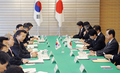 都内の首相官邸で、日韓首脳会談に臨む李明博（イ・ミョンバク、Lee Myung-Bak）韓国大統領（左から2人目）と福田康夫（Yasuo Fukuda）首相（右、2008年4月21日撮影）。(c)AFP
