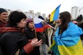 ウクライナ南部クリミア（Crimea）半島セバストポリ（Sevastopol）で、口論する親ウクライナのデモ参加者（右）と親ロシアの活動家ら（2014年3月9日撮影）。(c)AFP/VIKTOR DRACHEV