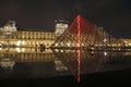 パリ（Paris）のルーブル（Louvre）美術館にあるガラスのピラミッドに設置された、赤いネオンライトを使ったクロード・レベック（Claude Leveque）氏による作品（2014年4月2日撮影）。(c)AFP/FRANCOIS GUILLOT