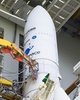 ジェームズ・ウェッブ宇宙望遠鏡を載せたアリアン5ロケット。仏領ギアナの宇宙センターで。米航空宇宙局（NASA）提供（2021年12月23日撮影）。(c)AFP PHOTO / NASA/Chris Gunn