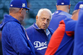 米大リーグ（MLB）ロサンゼルス・ドジャースの名将トミー・ラソーダさん（中央）。1月7日死去、93歳（2017年10月6日撮影）。(c)JAMIE SQUIRE / GETTY IMAGES NORTH AMERICA / AFP