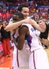 13-14NBAプレーオフ1回戦（7回戦制）、ロサンゼルス・クリッパーズ（Los Angeles Clippers）対ゴールデンステイト・ウォリアーズ（Golden State Warriors）第7戦。勝利を喜ぶロサンゼルス・クリッパーズのJ.J.レディック（JJ Redick、左）とダレン・コリソン（Darren Collinson、2014年5月3日撮影）。(c)AFP/Getty Images/Stephen Dunn