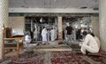 サウジアラビア東部州のカティーフで、爆発があったイスラム教シーア派のモスク内に集まる人々（2015年5月22日撮影）。(c)AFP