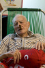 キューバ・ハバナ（Havana）の自宅で、100歳の誕生日を祝福されるコンラッド・マレーロ（Conrado Marrero）氏（2011年4月25日撮影）。(c)AFP
