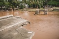 豪雨による川の氾濫で破壊されたソロモン諸島の首都ホニアラ（Honiara）のチャイナタウンにある橋（2014年4月5日撮影）。(c)AFP/WORLD VISION/RACHEL SKEATES