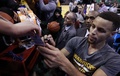 15-16NBA、ユタ・ジャズ対ゴールデンステイト・ウォリアーズ。試合前にファンへのサインに応じるゴールデンステイト・ウォリアーズのステフェン・カリー（2015年11月30日撮影）。(c)AFP/Getty Images/George Frey