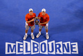 全豪オープンテニス（Australian Open Tennis Tournament 2013）は26日、男子ダブルス決勝が行われ、大会第1シードのボブ・ブライアン（Bob Bryan）/マイク・ブライアン（Mike Bryan、米国）組が6-3、6-4でロビン・ハーセ（Robin Haase）/イゴール・シスリング（Igor Sijsling、オランダ）組を下し、優勝を飾った。

トロフィーを掲げるボブ・ブライアン（Bob Bryan、右）とマイク・ブライアン（Mike Bryan、2013年1月26日撮影）。(c)AFP/WILLIAM WEST