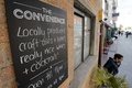英ロンドン（London）で、古い公衆トイレのスペースをコーヒーショップに変えた「コンビニエンス（The Convenience）」の外観（2014年10月3日撮影）。(c)AFP/LEON NEAL