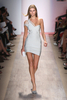 ニューヨーク市内で発表されたエルベ・レジェ バイ マックスアズリア（Herve Leger By Max Azria）の09年春夏コレクション（2008年9月7日撮影）。(c)AFP/Getty Images/Scott Gries