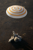 カザフスタン北方のアルカリク（Arkalyk）近郊に着陸するロシアの宇宙船ソユーズ（Soyuz）の帰還カプセル（2008年10月24日撮影）。(c)AFP/DMITRY KOSTYUKOV