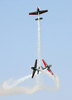 2008年1月27日、アラブ首長国連邦（UAE）のアルアイン（Al-Ain）の空港で開かれた国際航空ショー「International Aerobatics Show」でパフォーマンスを披露するヨルダンのRoyal Jordanian Falcons。(c)AFP/Karim SAHIB