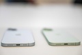 米電子機器大手アップルの新型スマートフォン「iPhone15」（2023年9月12日撮影）。(c)Nic Coury / AFP
