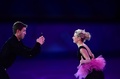 ソチ冬季五輪、フィギュアスケート・エキシビションの演技に臨むカーステン・ムーア・タワーズ（Kirsten Moore-Towers）/ディラン・モスコビッチ（Dylan Moscovitch）組（2014年2月22日撮影）。(c)AFP/JOHN MACDOUGALL