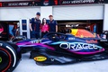 23F1第5戦マイアミGPで使用する特別カラーの「RB19」を披露した（左から）レッドブルのマックス・フェルスタッペン、デザイナーのマルティーナ・アンドリアーノさん、レッドブルのセルヒオ・ペレス（2023年5月4日撮影）。(c)Mark Thompson/Getty Images/AFP