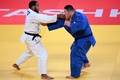 世界柔道選手権、男子100キロ超級。決勝でキューバのアンディ・グランダ（左）と対戦する斉藤立（2022年10月12日撮影）。(c)Kirill KUDRYAVTSEV / AFP