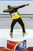 第13回世界陸上大邱大会（13th IAAF World Championships in Athletics Daegu）は4日、男子4×100メートルリレー決勝が行われ、ジャマイカが37秒04の世界新記録で金メダルを獲得した。

表彰式でトレードマークのポーズをとるジャマイカのウサイン・ボルト（Usain Bolt、2011年9月4日撮影）。(c)AFP/ANTONIN THUILLIER