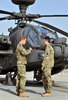 アフガニスタンのバスティオン基地（Camp Bastion）に到着し、英陸軍のヘリコプターパイロットとして任務を開始した英国のヘンリー王子（Prince Harry）。アフガニスタンの旧支配勢力タリバン（Taliban）は10日、ヘンリー王子を断固として殺害すると述べた（2012年9月7日撮影）。(c)AFP/JOHN STILLWELL