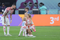 サッカーW杯カタール大会、3位決定戦、クロアチア対モロッコ。子どもたちと勝利を喜ぶクロアチアのマルセロ・ブロゾビッチ（左、2022年12月17日撮影）。(c)KARIM JAAFAR/ AFP