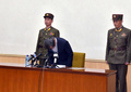 スパイ活動を行っていたとして北朝鮮に拘束され、平壌で開かれた「記者会見」で頭を下げる韓国人の金国紀（キム・グッキ）氏。国営朝鮮中央通信が配信（2015年3月26日配信）。(c)AFP/KCNA via KNS