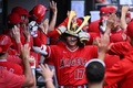 23MLB、シカゴ・ホワイトソックス対ロサンゼルス・エンゼルス。4回に2点本塁打を放ち、ダッグアウトでチームメートと喜ぶロサンゼルス・エンゼルスの大谷翔平（2023年5月31日撮影）。(c)Jamie Sabau/Getty Images/AFP
