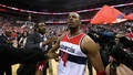 14-15NBAプレーオフ・イースタンカンファレンス準決勝（7回戦制）、ワシントン・ウィザーズ対アトランタ・ホークス。決勝のブザービーターを決め、チームメートのジョン・ウォールに祝福されるワシントン・ウィザーズのポール・ピアース（2015年5月9日撮影）。(c)AFP/Getty Images/Rob Carr