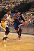 12-13NBAは14日、カンファレンス準決勝（7回戦制）が行われ、インディアナ・ペイサーズ（Indiana Pacers）は93-82でニューヨーク・ニックス（New York Knicks）に勝利し、対戦成績を3勝1敗とした。

インディアナ・ペイサーズのポール・ジョージ（Paul George、左）とマッチアップするニューヨーク・ニックスのカーメロ・アンソニー（Carmelo Anthony、2013年5月14日撮影）。(c)AFP/Getty Images/NBAE/Ron Hoskins