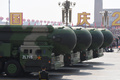 中国の首都北京の天安門広場で行われた軍事パレードで披露された弾道ミサイル「東風41」（2019年10月1日撮影、資料写真）。(c)GREG BAKER / AFP