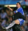 チームメイトのペトル・チェフ（%%Petr Cech%%）と喜びを分かち合うチェルシーのジョン・テリー（%%John Terry%%）。（2008年4月30日撮影）(c)AFP/CARL DE SOUZA