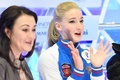 17-18フィギュアスケートグランプリ（GP）ファイナル、女子シングル・フリースケーティング（FS）。キスアンドクライで歓声に応えるマリア・ソツコワ（2017年12月9日撮影）。(c)AFP PHOTO / Toshifumi KITAMURA