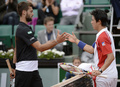 全仏オープンテニス（French Open 2013）は1日、男子シングルス3回戦が行われ、大会第13シードの錦織圭（Kei Nishikori）は6-3、6-7、6-4、6-1で第24シードのブノワ・ペール（Benoit Paire、フランス）を下し、4回戦に進出した。

試合を終えて握手を交わすブノワ・ペール（左）と錦織圭（2013年6月1日撮影）。(c)AFP/MARTIN BUREAU