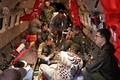 コロンビアのジャングルで見つかった子どもの健康状態を調べる兵士。空軍提供（2023年6月9日撮影・提供）。(c)AFP PHOTO / COLOMBIAN AIR FORCE