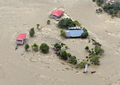 中国・四川大地震により四川（Sichuan）省北川（Beichuan）県にできた巨大な「せき止め湖」に水没した建物（2008年6月10日撮影）。(c)AFP/LIU Jin