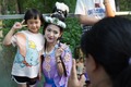 長春動植物公園で「西遊記」のキャラクターに扮したスタッフと記念撮影する観光客（2023年7月1日撮影）。(c)Xinhua News