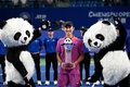 男子テニス、成都オープン決勝。トロフィーを手に優勝を喜ぶ商竣程（2024年9月24日撮影）。(c)AFP