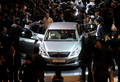 韓国・ソウル（Seoul）で、現代自動車（Hyundai Motor）が発表した高級セダンの新型「エクウス（Equus）」を見学する来場者（2009年3月11日撮影）。(c)AFP/JUNG YEON-JE