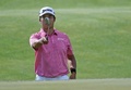 男子ゴルフ米国ツアーメジャー第2戦、全米オープン選手権を控え、練習ラウンドに臨む松山英樹（2017年6月14日撮影）。(c)AFP/Getty Images/Ross Kinnaird