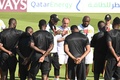 サッカーW杯カタール大会の初戦を控え、練習中に選手らに言葉をかけるカメルーンのリゴベル・ソング監督（中央、2022年11月23日撮影）。(c)ISSOUF SANOGO / AFP