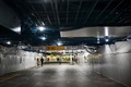 緊急事態宣言によって人けが少なくなった東京・新宿駅（2020年4月11日撮影）。(c)Charly TRIBALLEAU / AFP
